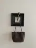 2026 Nuevo Bolso Cesta Tejida de Piel de Oveja, Bolso de Hombro de Cuero Genuino de Gama Alta de Nicho, Bolso Tote Vintage para Mujer, Venta al por Mayor de Fábrica