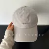 Boné de Baseball Jovem Estudante com Lavagem Suave de Outono, Letras Simples, Aba Curva Versátil para Passeios na Rua, Afina o Rosto