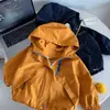 Jaquetas Infantis 2026 Primavera Meninos Tendência Cool com Capuz Corta-Vento Bebê Criança Estilosas Jaquetas para Exterior Meninas Fashion