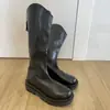 Novidades 2026 Botas de cano alto com decote em V para mulheres baixinhas, botas de montaria com sola grossa para valorizar o formato das pernas, adequadas para o trajeto diário e para sair.