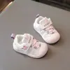Sapatos de caminhada para bebê outono novo estilo meninos sapatos de desenho animado fofos antiderrapantes meninas bebê sola macia superfície de malha respirável sapatos esportivos