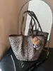 Bolso tote estampado de leopardo para mujer, nueva colección de otoño 2026, diseño de alta gama, gran capacidad, versátil para el uso diario y para ir al trabajo, bolso de hombro