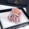 Esquema de Colores Elegante y Único, Clip para el Cabello de Textura de Capullo de Flor Pequeña Romántico Navideño para la Parte Posterior de la Cabeza