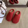 Pantuflas de peluche tipo slip-on de moda para mujer, nuevo modelo otoño e invierno 2026, adecuadas para uso casual al aire libre, fáciles de combinar, pantuflas de algodón peludo con suela suave