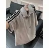 Camisa polo de manga corta para hombre con patrón de escamas de dragón de tres rayas estilo americano, versión delgada de verano, cuello camisero, hombro normal, ajuste regular, manga corta