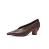 Zapatos de una sola pieza tejidos de piel de vaca de primera capa para mujer, Zapatos de tacón medio grueso, Nuevo estilo de principios de primavera, Zapatos de una sola pieza de cuero genuino con punta cuadrada y boca poco profunda, Zapatos de una sola pieza retro para mujer