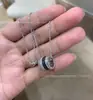 Colar de Engrenagem Giratória Estilo V Jinbao Banhado a Ouro 18K Cerâmica Preta e Branca Diamante Três Anéis Corrente de Clavícula Versátil de Alta Qualidade