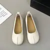Sapatos retrô de sola macia com bico dividido para mulheres, novos sapatos de balé slip-on Mary Jane outono 2026, mocassins de noite