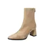 Botas de tornozelo de camurça com salto grosso, estilo outono e inverno, francesas, que aumentam a altura, novas, estilo fada, bico quadrado, 2025, botas Martin, afuniladoras, zíper traseiro