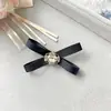 Nova Broche Exquisito de Laço Pequeno com Faixa Canelada e Strass Moda Retrô Versátil Alfinete de Corsage Decoração para Roupas