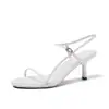 Sandalias para Mujer 2022 Primavera Nuevas Versátiles Famosas de Internet Mismo Estilo Tacón de Aguja Hebilla Sandalias de Tacón Alto Punta Abierta Negras