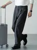 Pantalones casuales para hombre de lana con textura de espiga y cintura semi-elástica, colección otoño 2026, estilo de pierna recta con una estética "old money"