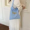 Nuevo modelo 2026 bolsa de hombro de lona simple con estampado de letras estilo ins para el día a día, bolsa de compras para combinar diariamente con rayas verticales, de mano