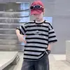 Conjunto de Ropa de Verano para Niños 2026 Nuevo Estilo Rayas Manga Corta Pantalones de Trabajo Conjunto de Dos Piezas para Niños Medianos y Grandes Moderno Genial Atractivo Estilo Urbano Niño