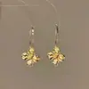 Nuevos aretes de flor dorada para mujer, diseño de nicho de lujo ligero, exquisitos y de alta gama, estilo exagerado de socialité, accesorios para la oreja versátiles