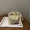 Bolsas Tejidas 2026 Nueva Primavera Estilo Coreano Diseño de Nicho Bolso Cubo Fresco y Sencillo Bolso Tejido de Encaje