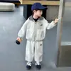 Conjunto de Primavera para Meninos Conjunto Infantil Jaqueta Moletom com Capuz 2026 Novo Tendência Bonito Estilo Coreano Street Style Roupas para Bebê
