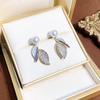Pendientes de plata S925 con forma de hoja de perla natural de agua dulce, ligeros, de lujo, con microcircón en oro de 14 quilates para mujer.