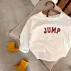 Camisetas Infantis de Primavera e Outono para Meninos e Meninas, Roupas de Bebê Estilosas, Versão Coreana da Moda, Camiseta Básica Fashion com Estampa de Letras