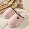 Pantuflas de felpa de algodón Hamudin con bloques de color liso para mujer, adecuadas para otoño e invierno, con suelas suaves, diseño antideslizante y un ajuste cálido y cómodo para uso en interiores