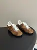 Zapatillas de entrenamiento retro alemanas de cuero genuino brillante, estilo para parejas, con detalles de franja lateral y suela de goma, un diseño versátil