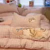 Juego de Ropa de Cama Bordado de Patchwork de Algodón de Dibujos Animados de Cuatro Piezas para Dormitorio, Adecuado para Todas las Estaciones, Sábana Bajera de Algodón Puro, Sábana Ajustable, Funda de Edredón, Juego de Tres Piezas