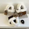 Bolsa de Mão Patchwork de Pelúcia de Inverno para Mulheres 2026 Novo Estilo Maillard Suede Bolsa Transversal Fofa com Pingente de Urso
