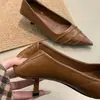 Dos alturas de tacón~Diseño plisado de tacón de aguja francés piel suave zapatos de vestir de punta fina para el trabajo zapatos de tacón alto con temperamento versátiles para mujer
