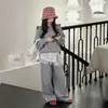 Conjunto de dos piezas para niñas: sudadera holgada de manga larga estilo coreano + pantalones de chándal con dobladillo de volantes, atuendo de moda para niños Otoño 2026