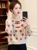 Nuevo suéter rojo estilo chino, muy adornado con flores, para mujer, colección primavera 2026, un impresionante top de punto