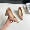 Sapatos Femininos que Aumentam a Altura com Fivela V em Couro Patente Flats de Salto Grosso para Mulheres Verão 2025 Novos Sapatos de Salto Alto Femininos Sexy Bico Fino de Calçar