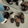 Design de nicho, único, sandálias slide femininas, tiras largas plissadas, sola plana simples, com enfeites florais 3D, 2026, adequadas para casa e férias, uso de duas maneiras