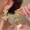 Pendientes de Borla Flor Exagerada Dorada de Alta Gama Pendientes de Diseño Pendientes Retro para Mujer Nuevo Estilo Verano 2025
