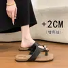 Chinelos Casuais Femininos da Moda para Usar ao Ar Livre, Novas Sandálias Planas Versáteis de Verão 2026 Slip-On para Praia