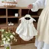 Ropa infantil estilo coreano 2026 verano nuevo estilo dulce top sin mangas con ribete de encaje y bloomers para bebé niña conjunto de dos piezas