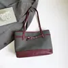 Bolsa de Ombro Grande para o Dia a Dia, Estilo Simples e Elegante, Luxo Leve, Nova Moda Outono/Inverno, Bolsa de Ombro/Axila Versátil, Bolsa Tote Retrô