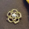 Broche de camelia perlado hueco con microincrustaciones retro y borde negro, elegante, dulce, de alta calidad, versátil, decoración para ropa de estilo occidental