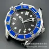 Relógio masculino estilo executivo com movimento chinês NH35, um modelo popular para exportação, apresentando um movimento mecânico totalmente automático e um mostrador luminoso