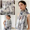 Novo Estilo Lenço Fino de Cetim de Seda para Mulheres, Marca da Moda Versátil Lenço de Seda Artificial, Cachecol Quente Estiloso de Alta Qualidade Estampado