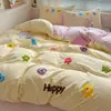 Novo Conjunto de Quatro Peças Bordado Chenille Algodão Lavado Nuvem Super Macio Capa de Edredom Macia Amiga da Pele Conjunto de Três Peças para Dormitório Estudantil Venda por Atacado