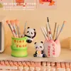 Porta-canetas Fofo de Panda Vermelho Porta-objetos Ornamentos Presentes Criativos de Feriado para Crianças Decorações de Mesa de Desenho Animado Presentes de Lembrança