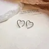 Pendientes de plata con forma de aguja y diseño de corazón con incrustaciones de diamantes, exquisitos y elegantes, versátiles para el día a día, pendientes de lujo ligero y a la moda.
