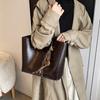 Bolsa tote grande de trabalho para outono e inverno, bolsa tote feminina de grande capacidade, nova bolsa de ombro retrô da moda, bolsa de axila de alta qualidade, 2024