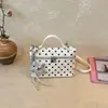 Bolsa simples de bolinhas para mulheres, nova bolsa quadrada pequena casual em formato de caixa 2026, bolsa transversal versátil de verão com acabamento texturizado
