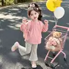 Conjunto de Camisa Rosa e Calça de Bolinhas Estilo Coreano para Meninas Primavera/Outono 2026 Nova Moda Infantil Conjunto Elegante de Duas Peças para Menininhas