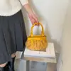 Exquisito y moderno bolso plisado de nicho para mujer, nuevo modelo 2026 bolso cruzado, bolso de cubo de gamuza retro a la moda