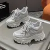 Zapatillas Blancas Transpirables de Malla para Mujer, Nuevo Estilo Primavera y Verano 2026, Zapatos de Padre Ligeros con Suela Gruesa y Aumento de Altura Oculto, Zapatos Deportivos Casuales
