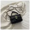 Nova bolsa pequena quadrada no estilo Chanel, apresentando um design com padrão matelassê, uma corrente de bolinhas dourada e uma alça de ombro versátil, tornando-a uma bolsa crossbody perfeita
