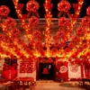 Un juego completo de guirnaldas decorativas para una boda rústica en un patio, con largos caracteres "feliz" colgantes, para casas de autoconstrucción