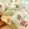 Juego de ropa de cama de cuatro piezas con forro polar, terciopelo de leche, ropa de cama cálida de invierno, sábana y funda de edredón lindas de dibujos animados, juego de tres piezas de felpa